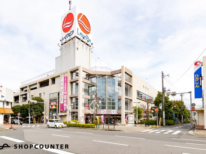 駅目の前の店舗になっております。