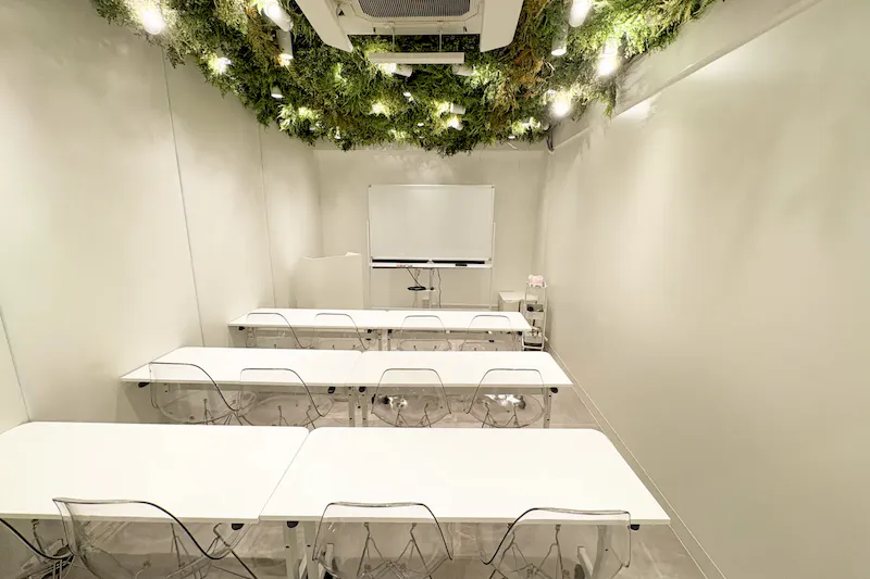 【銀座駅3分／東京駅5分】セミナー・ワークショップに適した12名様着席可能な駅近イベントスペース