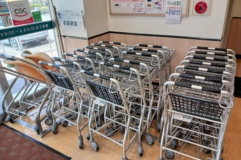【レガネットマルシェ長住】店舗入口風除室 販促プロモーションや物販に最適なスーパー店内催事イベントスペース
