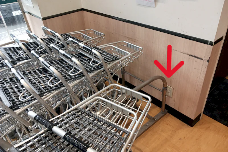 【レガネットマルシェ長住】店舗入口風除室 販促プロモーションや物販に最適なスーパー店内催事イベントスペース
