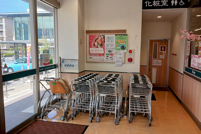 【レガネットマルシェ長住】店舗入口風除室 販促プロモーションや物販に最適なスーパー店内催事イベントスペース