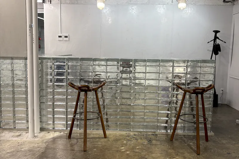 【北浜駅4分】アパレル系展示販売会やポップアップ等に最適！アクセス、設備環境が充実しているガラスレンガや建設資材を使用した雰囲気抜群のイベントスペース