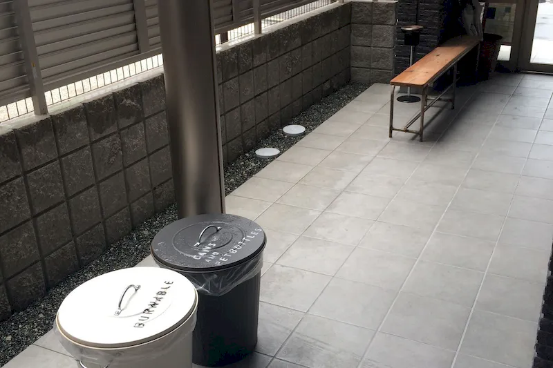 【中崎町駅2分】プロモーションや展示に適した外国人の方も多く利用しているホステルロビー横展示棚