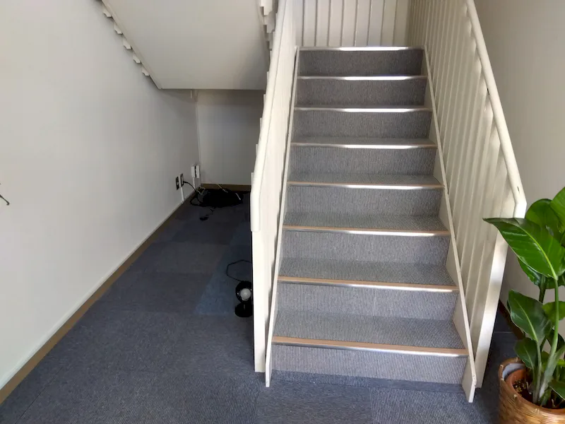 バックスペースと2階への階段