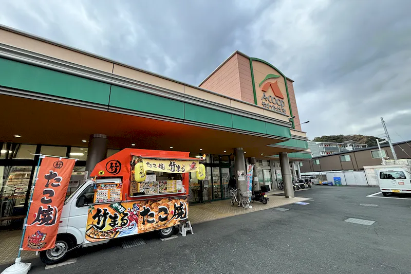 【Aコープやわたはま店】食物販や販促イベントに最適な入口付近の屋外スペースの画像