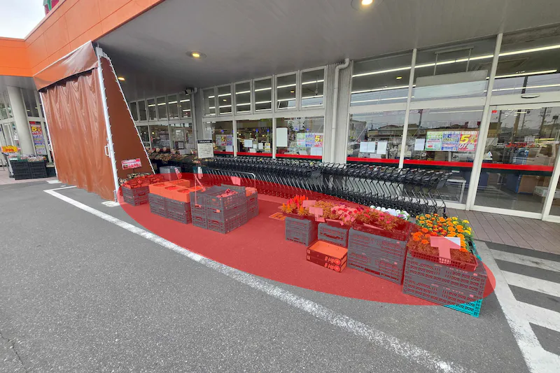 【サンマートサカイ蘇原店】キッチンカーや販促プロモーションに最適な店舗近くの軒下スペースの画像