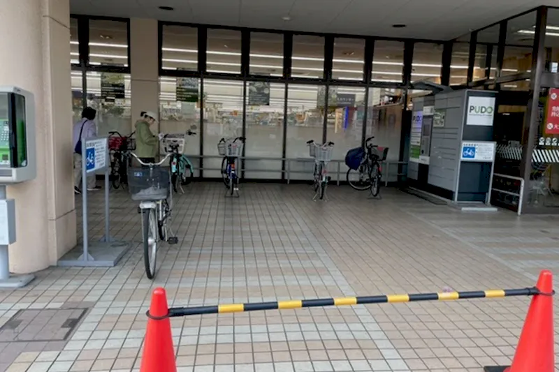 【いなげや福生銀座店】各種プロモーションイベントに最適なスーパーマーケットの店頭軒下スペース
