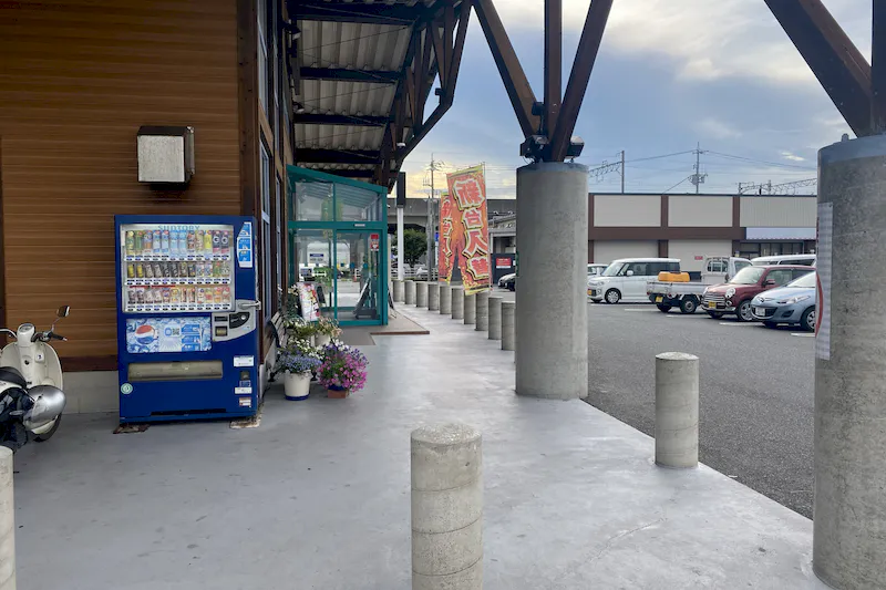 【ダイナム児島店ゆったり館｜割引キャンペーン実施中】キッチンカーや各種プロモーションに最適なアミューズメント施設のイベントスペース（出入口前）