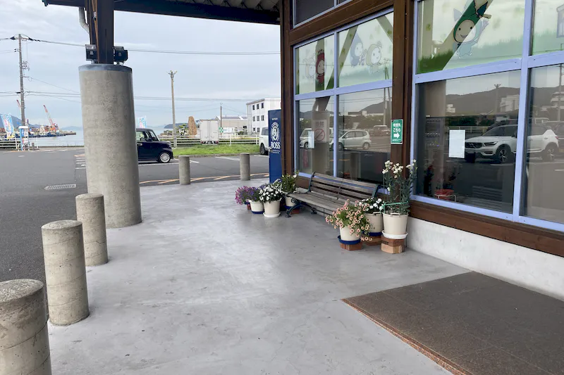 【ダイナム児島店ゆったり館｜割引キャンペーン実施中】キッチンカーや各種プロモーションに最適なアミューズメント施設のイベントスペース（出入口前）