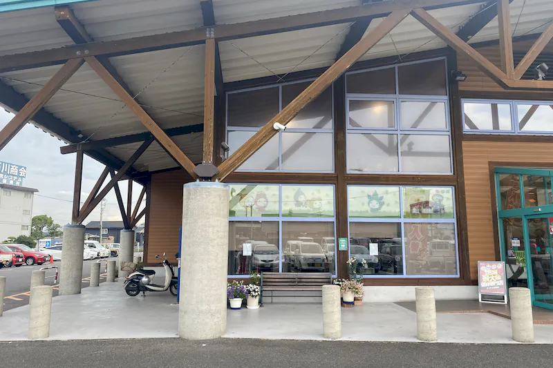 【ダイナム児島店ゆったり館｜割引キャンペーン実施中】キッチンカーや各種プロモーションに最適なアミューズメント施設のイベントスペース（出入口前）
