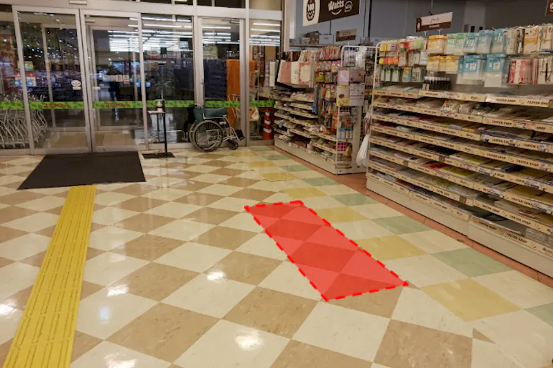【スピナマート穴生店】100均一前 販促プロモーションや物販に最適なスーパー店内催事イベントスペース