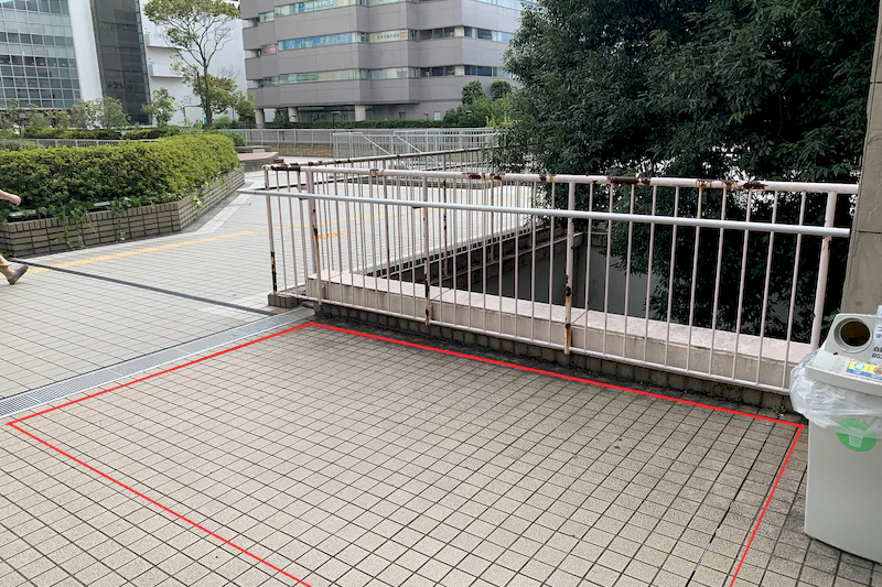 駅に通じる歩道に面し、見晴らしの良い空間です