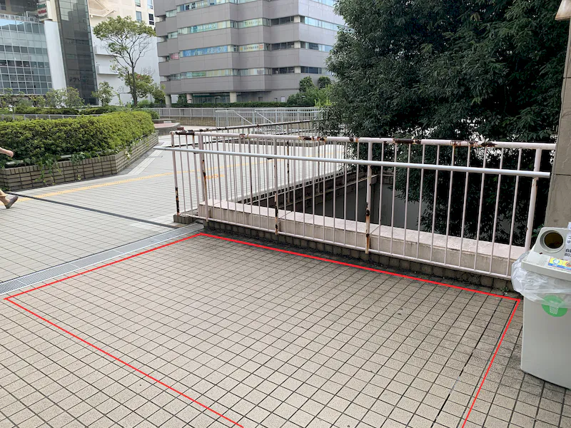 駅に通じる歩道に面し、見晴らしの良い空間です