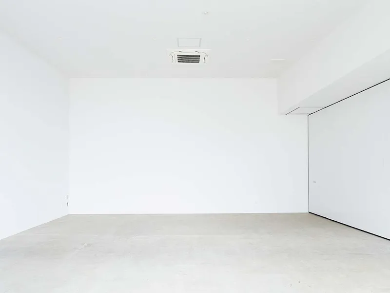 中央のウォールカーテンを閉めた状態のスタジオB