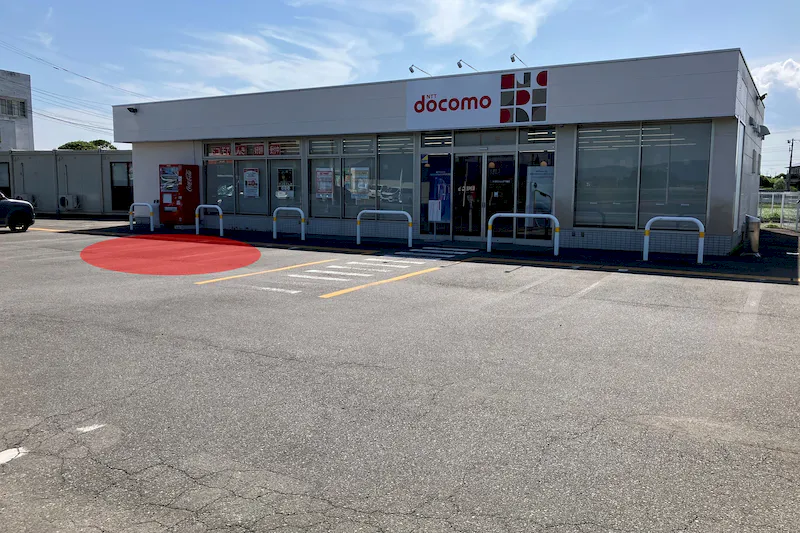 【ドコモショップ下館店】キッチンカーやワークショップに適した店舗入口横のスペース