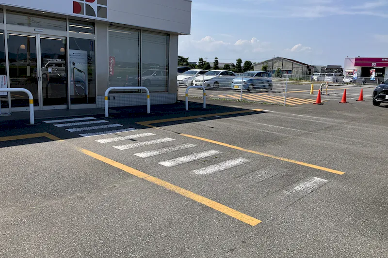 【ドコモショップ下館店】キッチンカーやワークショップに適した店舗入口横のスペース
