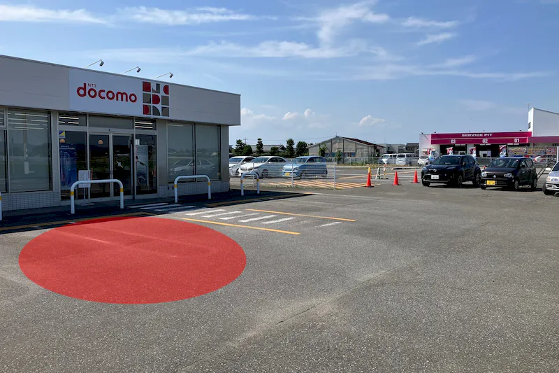 【ドコモショップ下館店】キッチンカーやワークショップに適した店舗入口横のスペース