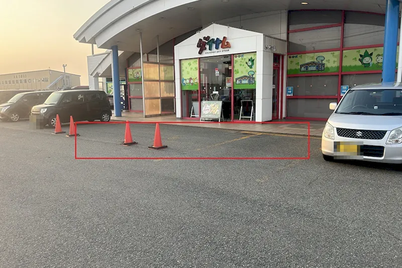 【ダイナム能代店ゆったり館｜割引キャンペーン実施中】キッチンカーやプロモーションに最適なアミューズメント施設のイベントスペース(正面出入口前）