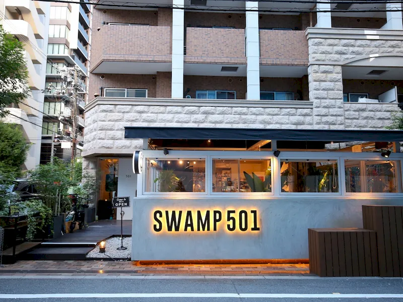 スペースは1Fに位置し、お店のロゴが特徴的な外観です。