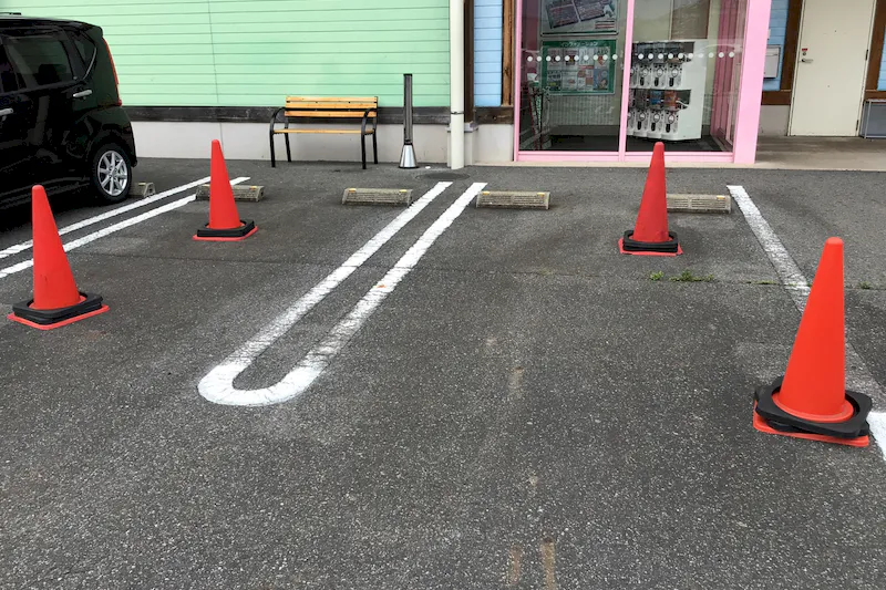 【ダイナム岡山津山店ゆったり館｜割引キャンペーン実施中】キッチンカーに最適なアミューズメント施設のイベントスペース（カウンター側）