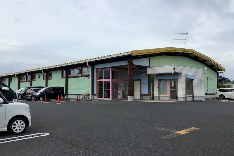 【ダイナム岡山津山店ゆったり館｜割引キャンペーン実施中】キッチンカーに最適なアミューズメント施設のイベントスペース（カウンター側）