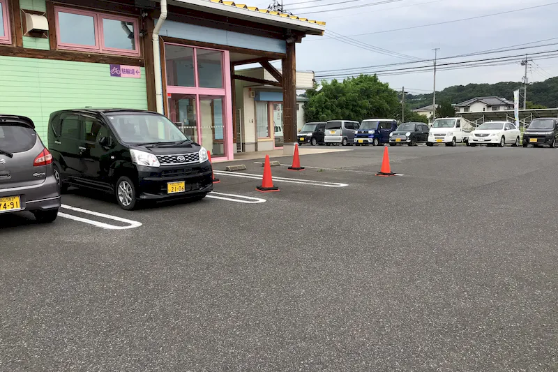 【ダイナム岡山津山店ゆったり館｜割引キャンペーン実施中】キッチンカーに最適なアミューズメント施設のイベントスペース（カウンター側）