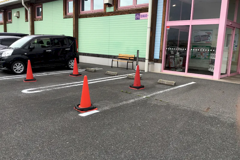 【ダイナム岡山津山店ゆったり館｜割引キャンペーン実施中】キッチンカーに最適なアミューズメント施設のイベントスペース（カウンター側）