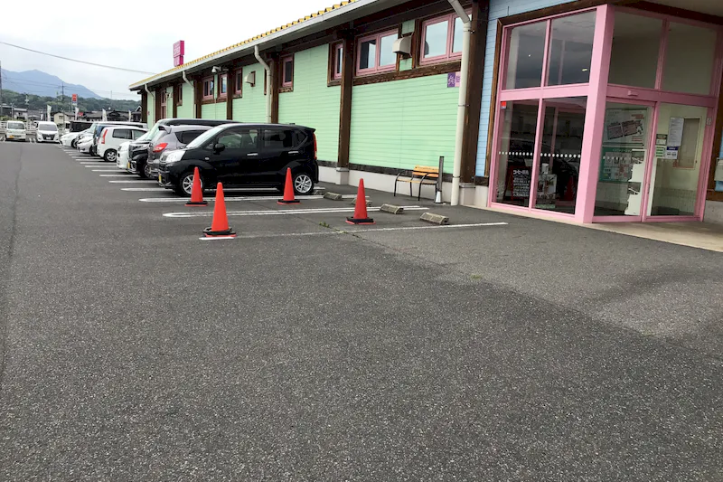 【ダイナム岡山津山店ゆったり館｜割引キャンペーン実施中】キッチンカーに最適なアミューズメント施設のイベントスペース（カウンター側）