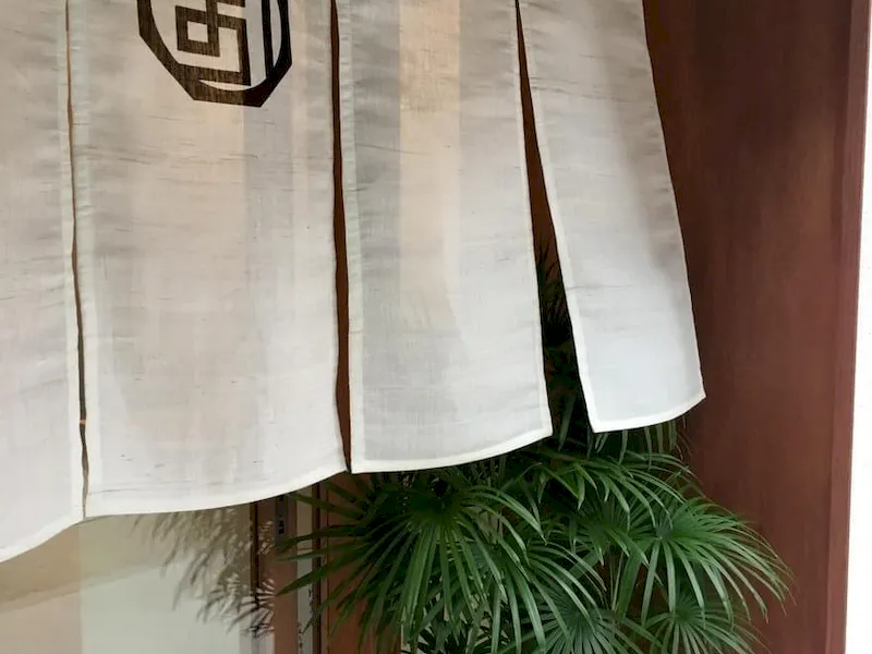 外観　暖簾もご利用いただけます