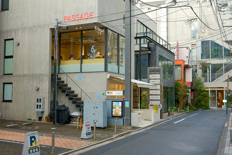 【表参道駅1分】自然光が入る白×青基調のカフェイベントスペース