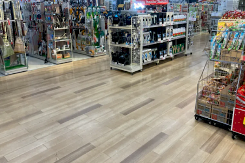 【ダイシン岩沼店】園芸コーナー主通路　プロモーションや物販に最適なホームセンター内階段前の催事イベントスペース