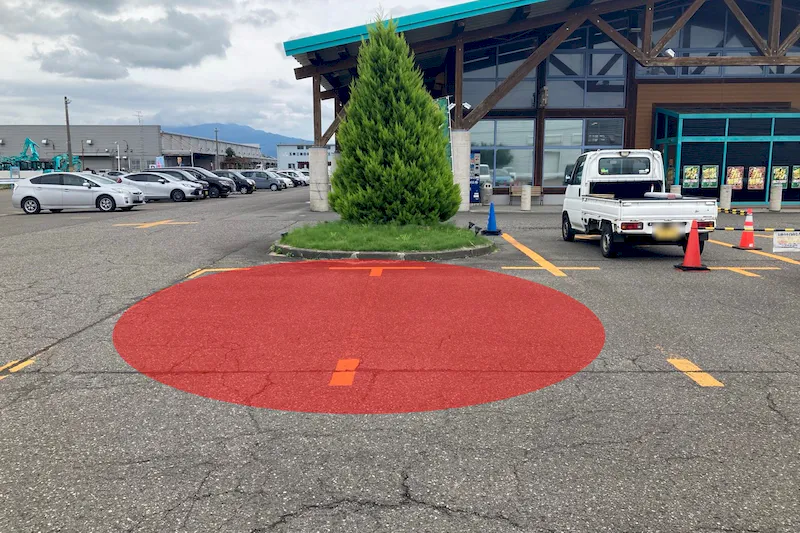 【ダイナム五泉店｜割引キャンペーン実施中】キッチンカーや各種プロモーションイベントでの出店に最適なアミューズメント施設のイベントスペース（正面駐車場）