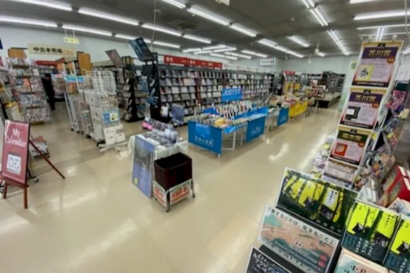 【フタバ図書TSUTAYA三次店】食物販やプロモーションに最適な店舗入口前のイベントスペース