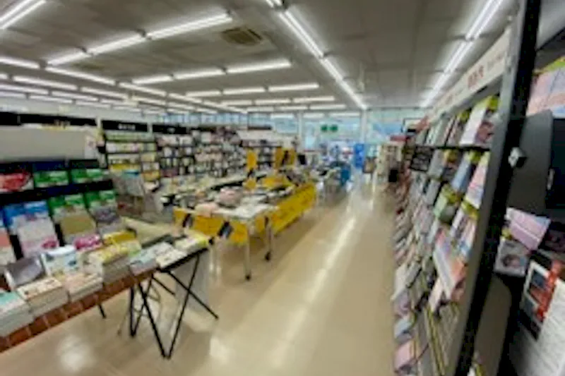【フタバ図書TSUTAYA三次店】食物販やプロモーションに最適な店舗入口前のイベントスペース