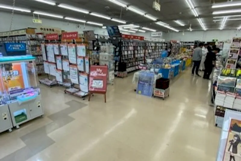 【フタバ図書TSUTAYA三次店】食物販やプロモーションに最適な店舗入口前のイベントスペース