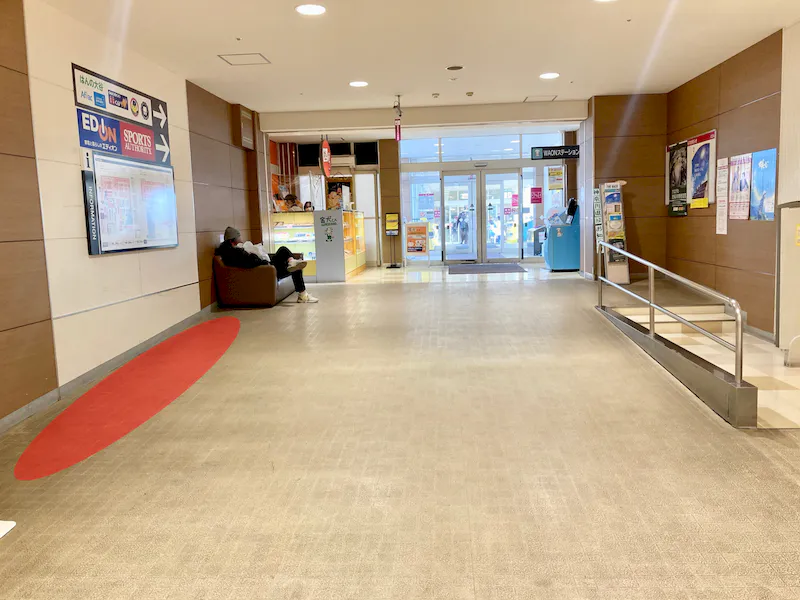 【イオン秦野】プロモーションに適した地域密着型のショッピングセンター連絡通路のイベントスペースの画像3