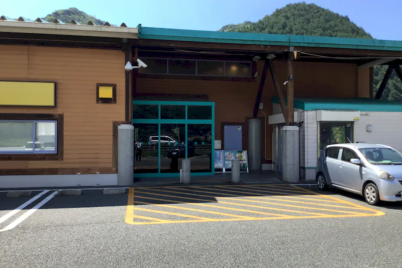 【ダイナム山口周南店｜割引キャンペーン実施中】キッチンカーに最適なアミューズメント施設のイベントスペース(店舗出入り口横）