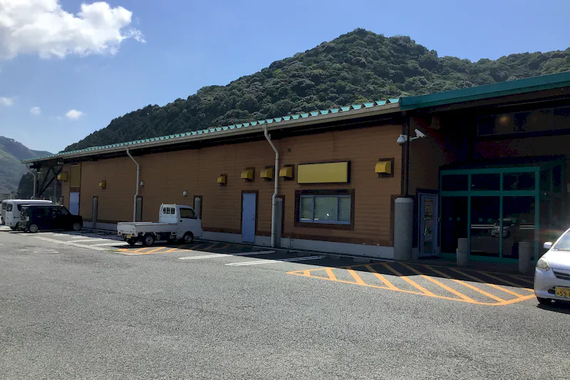 【ダイナム山口周南店｜割引キャンペーン実施中】キッチンカーに最適なアミューズメント施設のイベントスペース(店舗出入り口横）
