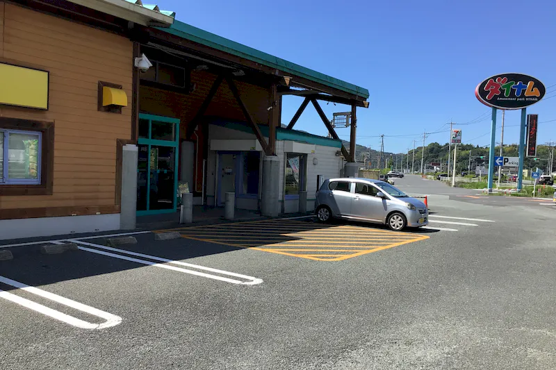 【ダイナム山口周南店｜割引キャンペーン実施中】キッチンカーに最適なアミューズメント施設のイベントスペース(店舗出入り口横）