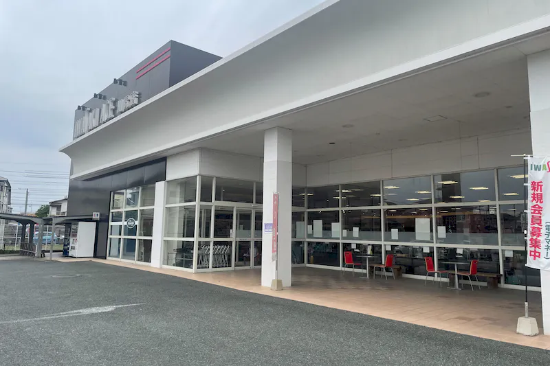 【イワサキACE川尻店】キッチンカーやプロモーションに最適な視認性の高いピロティスペース
