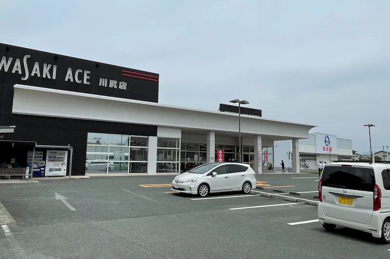 【イワサキACE川尻店】キッチンカーやプロモーションに最適な視認性の高いピロティスペース