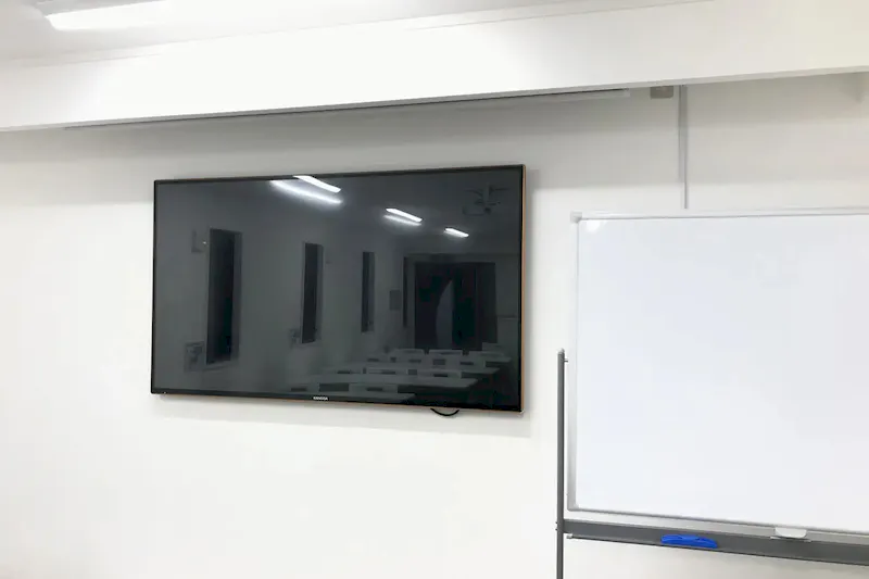 【高崎白銀ビル貸会議室】Room2 最大60名収容・モニター付きの60㎡貸し会議室｜販売利用OK
