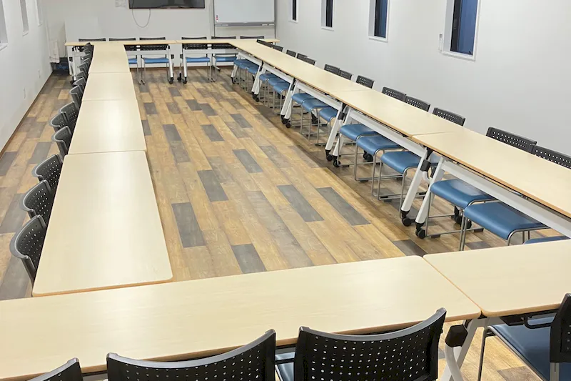 【高崎白銀ビル貸会議室】Room2 最大60名収容・モニター付きの60㎡貸し会議室｜販売利用OK