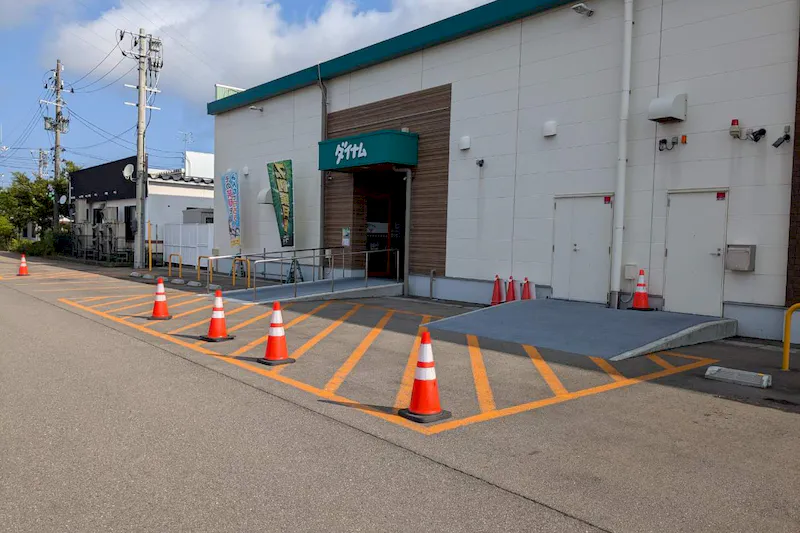 【ダイナム山形イオンタウン酒田店ゆったり館｜割引キャンペーン実施中】キッチンカーの開催に最適なアミューズメント施設のイベントスペース