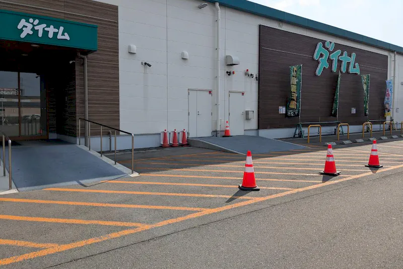 【ダイナム山形イオンタウン酒田店ゆったり館｜割引キャンペーン実施中】キッチンカーの開催に最適なアミューズメント施設のイベントスペース