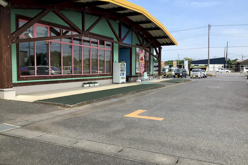 【ダイナム茨城岩間店ゆったり館｜割引キャンペーン実施中】プロモーションイベントに最適なアミューズメント施設のイベントスペース（入口前）
