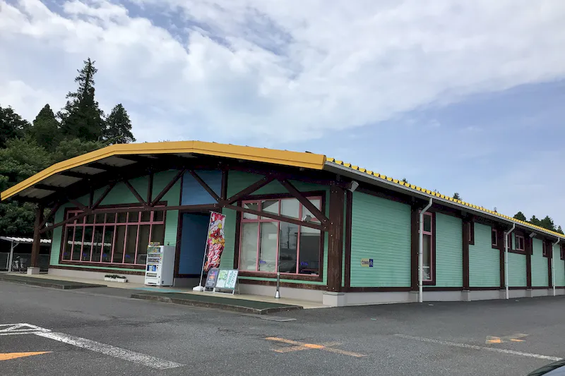 【ダイナム茨城岩間店ゆったり館｜割引キャンペーン実施中】プロモーションイベントに最適なアミューズメント施設のイベントスペース（入口前）