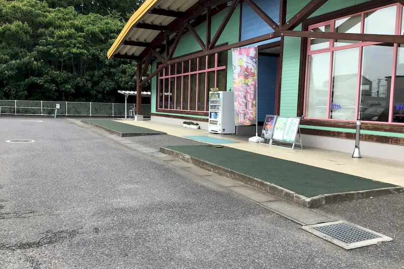 【ダイナム茨城岩間店ゆったり館｜割引キャンペーン実施中】プロモーションイベントに最適なアミューズメント施設のイベントスペース（入口前）