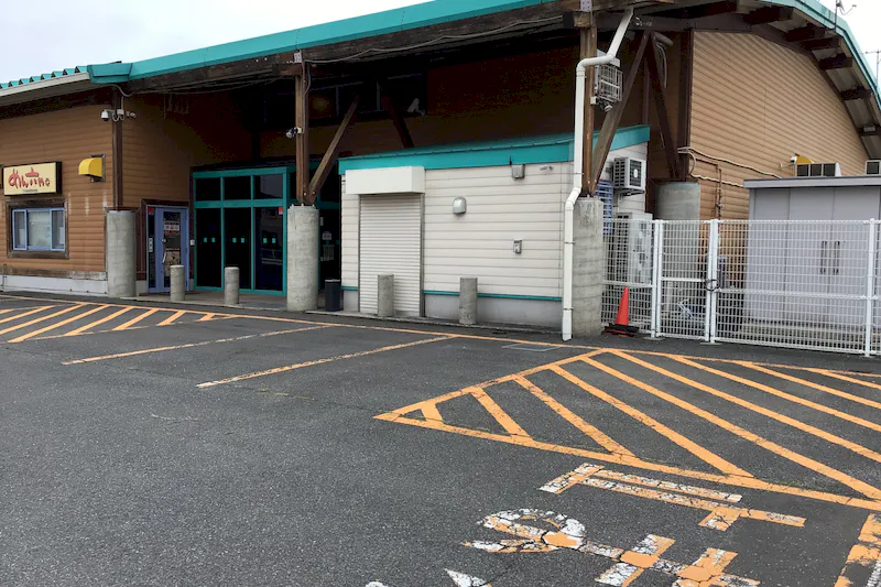 【ダイナム宮城加美店｜割引キャンペーン実施中】キッチンカーやプロモーションに最適なアミューズメント施設のイベントスペース(店舗駐車場（付属棟側））