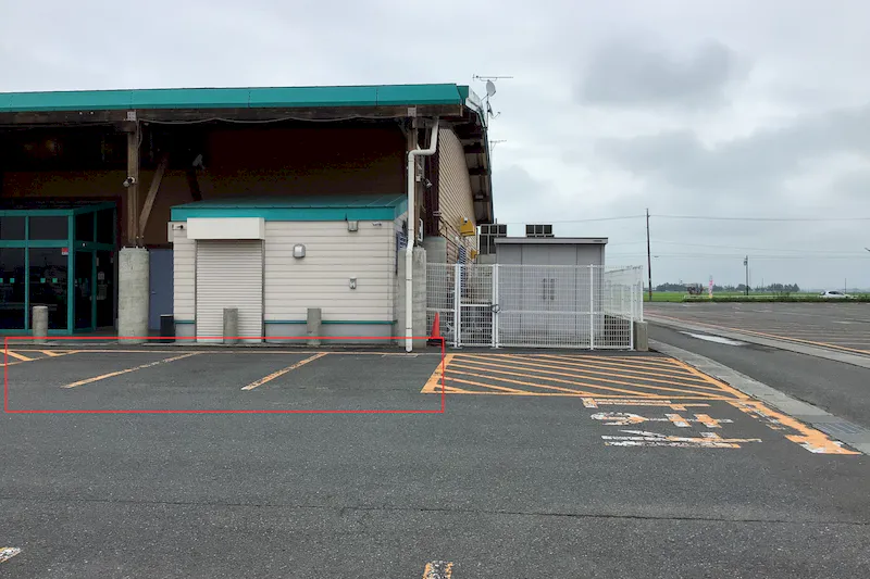 【ダイナム宮城加美店｜割引キャンペーン実施中】キッチンカーやプロモーションに最適なアミューズメント施設のイベントスペース(店舗駐車場（付属棟側））